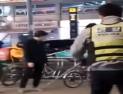 [쿠키영상] ‘암사동 칼부림’ 10대, 친구 겨눈 흉기를 경찰에게도! 자전거 던지며 위협…“저게 10대라고??”