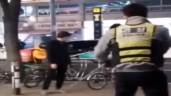 [쿠키영상] ‘암사동 칼부림’ 10대, 친구 겨눈 흉기를 경찰에게도! 자전거 던지며 위협…“저게 10대라고??”