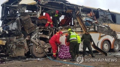 볼리비아서 버스-덤프트럭 정면충돌…최소 24명 사망