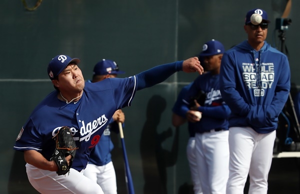 MLB 닷컴 “류현진, 커쇼 빠진 다저스의 2선발”