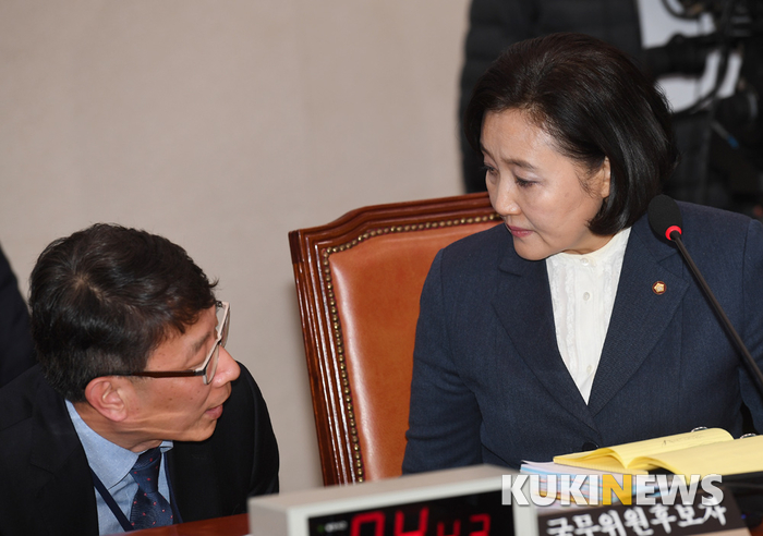 보좌관과 상의하는 박영선 후보자