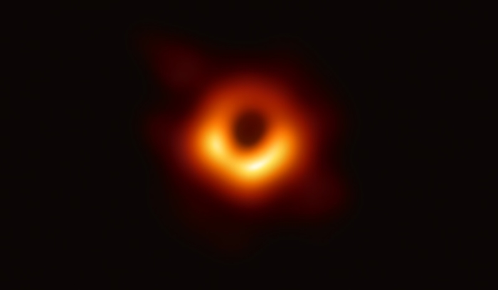 인류 첫 블랙홀 관측 “움직이는 동영상 얻는 게 다음 목표”