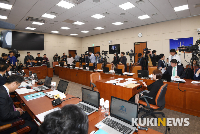 'KT 청문회' 비어있는 자유한국당 의원석