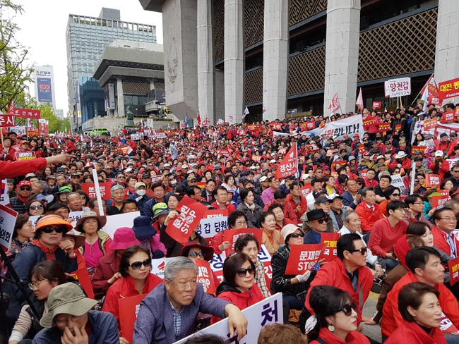 자유한국당 장외집회 참석한 정진석 “이제 국가보안법도 위헌판결 날 처지”
