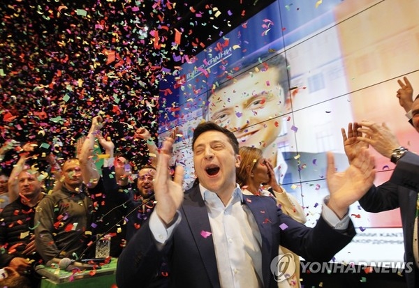 우크라이나 대선, 코미디언 출신 후보 ‘압승’ 유력
