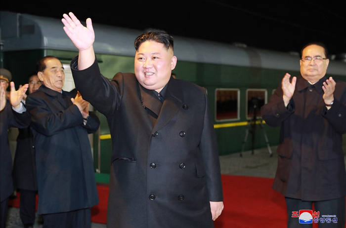 러시아행 열차에 탑승하는 김정은 북한 국방위원장