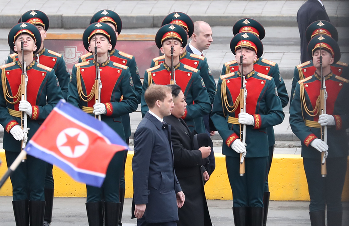 러시아 의장대 사열받는 김정은 위원장