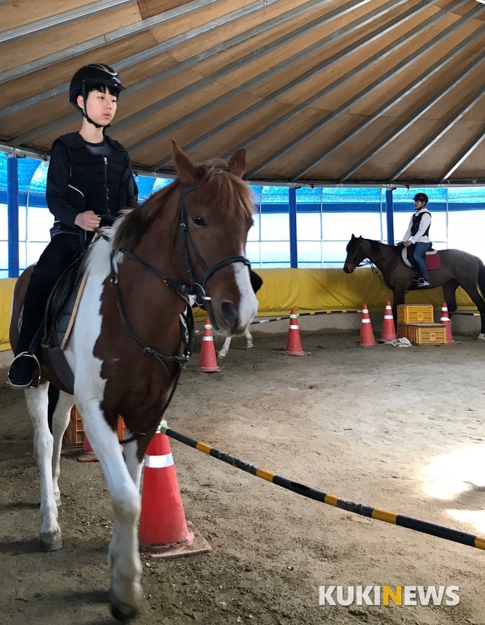 전북 진안 용담중 학생들이 체육수업시간에 말타기 수업을 받고 있다.
