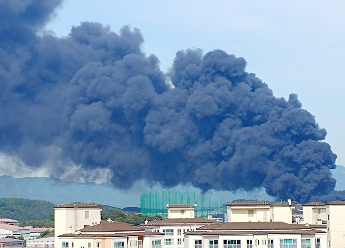 경남 김해 조선기자재 공장 화재…하늘 뒤덮은 시커먼 연기