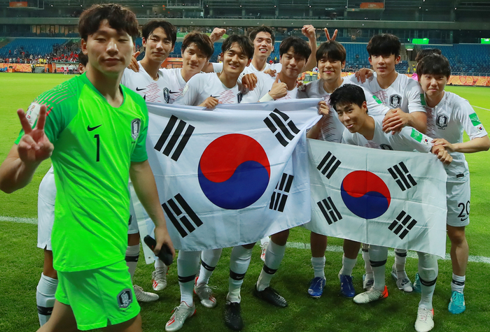 자랑스러운 한국 선수들 '승리의 브이와 함께'