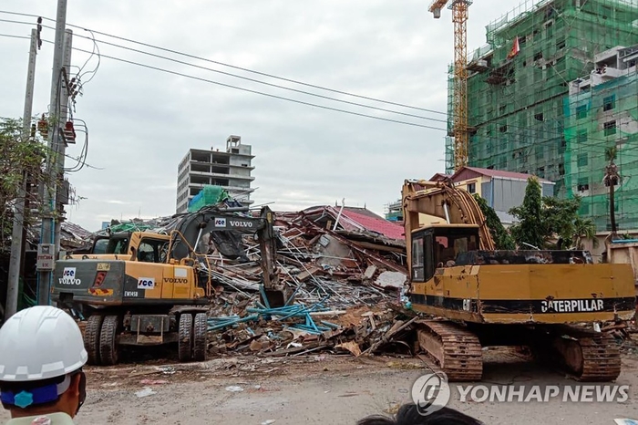 캄보디아서 中회사가 짓던 7층건물 붕괴…3명 사망·30명 매몰