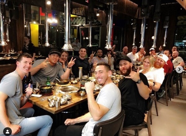 류현진-배지현 부부, 다저스 동료들과 바비큐 파티