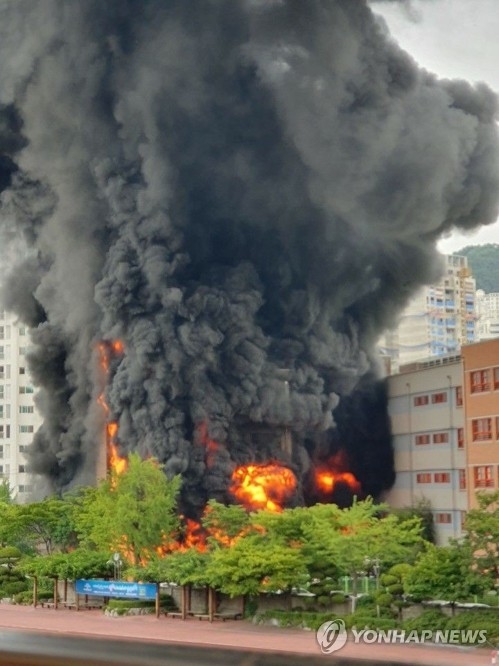 서울 은평구 은명초등학교서 큰 불…교사 2명 병원 이송