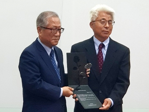 이재봉 교수(오른쪽)가 정세현 한겨레통일문화재단 이사장으로 부터 한겨레통일문화상을 받은 후 기념촬영을 했다.