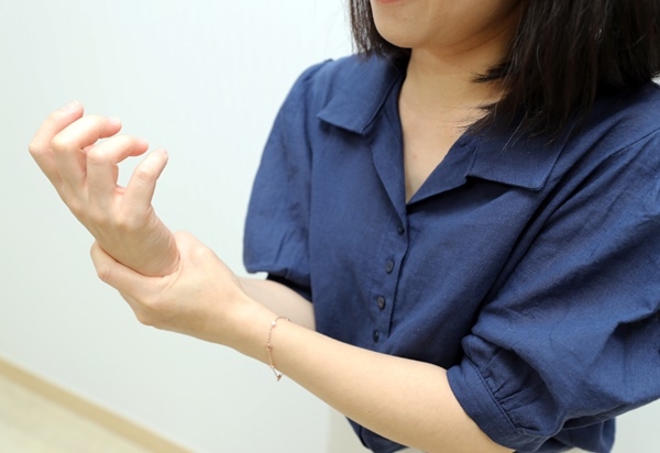 손저림이 혈액순환장애?…주부·조리사라면 '손목터널증후군'