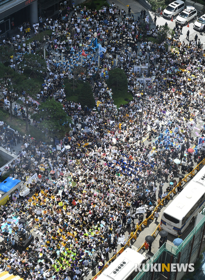 옛 일본대사관 앞을 가득 메운 수요시위 참가자들