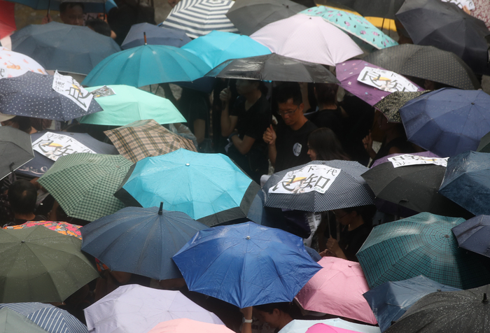 학생들 안전을 위해 거리로 나선 홍콩 교사들