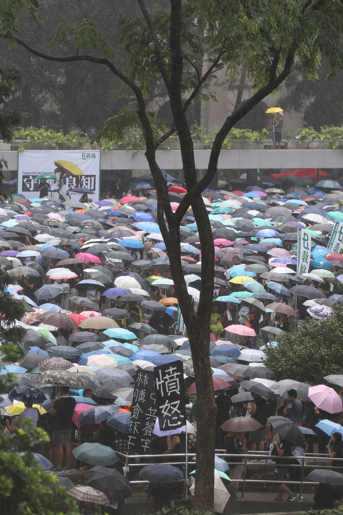 홍콩 교사들 '학생 보호 요구'