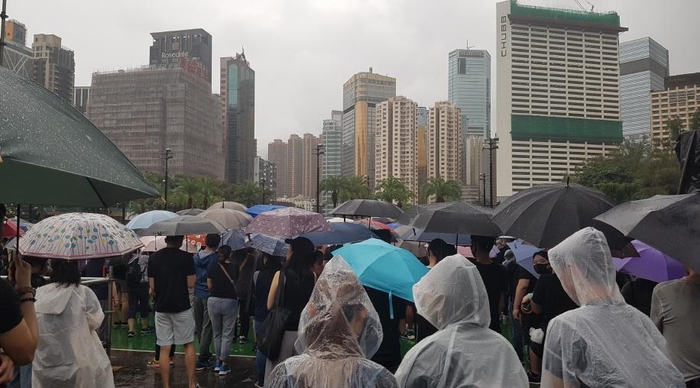 빗속에서 행진하는 홍콩 시위대