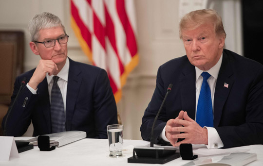 애플 쿡 “삼성 관세 내지 않는다”…트럼프 “생각해 보고 있다”