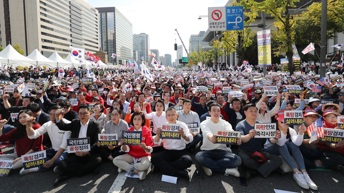한국당 “文정부 독재 길 가고 있다”...공수처·선거법 저지 세력 결집