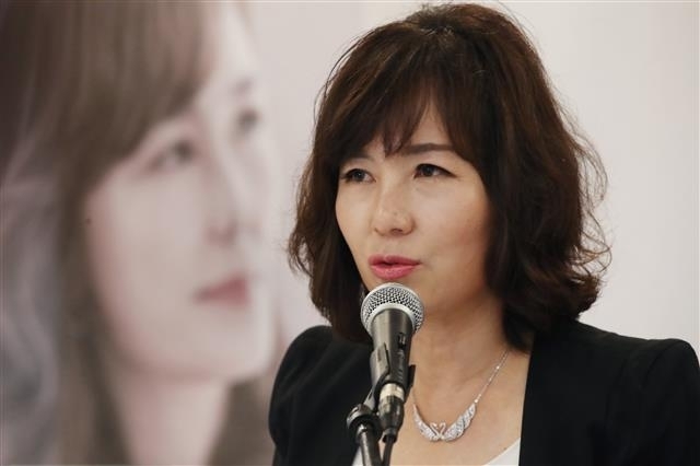 공지영, 조계종 찾아가 ‘황교안 합성사진’ 사과