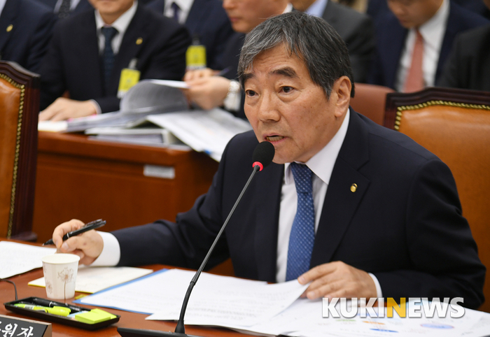 윤석헌 “카드발급 시 ‘해외 원화결제 차단’ 신청 추진”