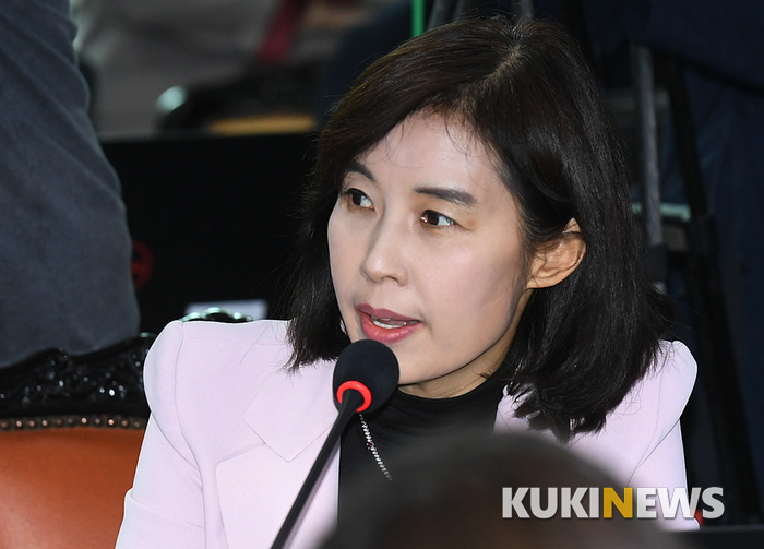 [국감] 오세정 총장에게 자료 제출 요구하는 박경미 의원