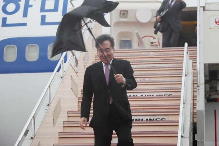 '일본 도착' 이 총리, 강풍에 망가진 우산