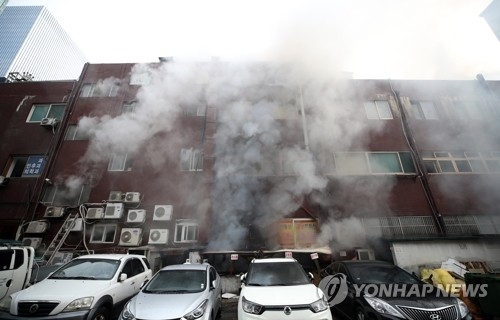 서울 서초동 진흥종합상가서 화재…소방관 등 17명 부상