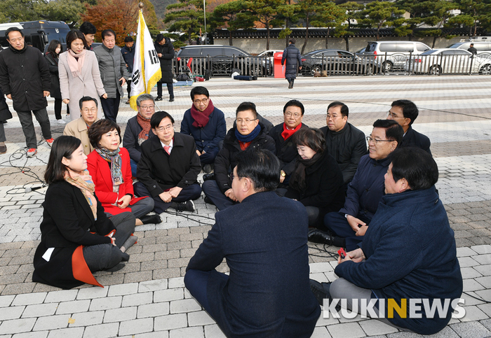 청와대 앞에 둘러앉아 대화하는 자유한국당 의원들