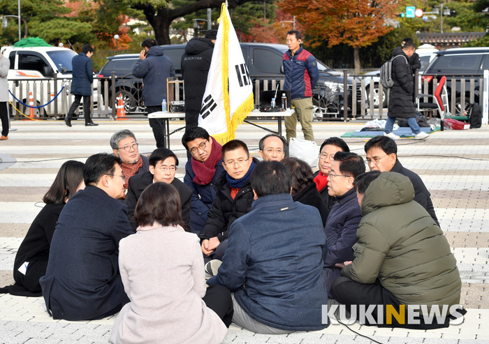 옹기종기 모여 앉은 자유한국당 의원들