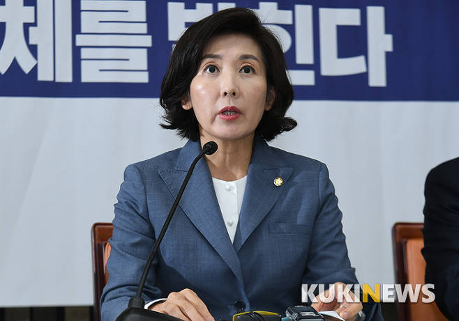 한국당, 나경원 원내대표 임기 연장 않기로