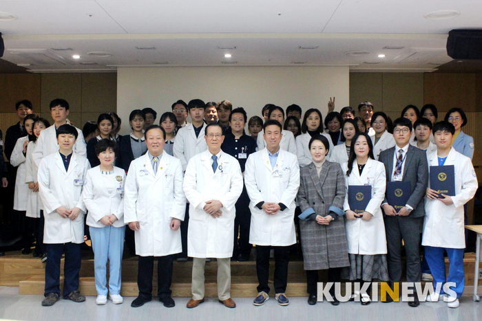 명지성모병원 허춘웅 회장(사진 앞줄 왼쪽에서 4번째)과 허준 의무원장(5번째)이 제14회 QI 경진대회 수상자들과 기념사진을 찍고 있다. 명지성모병원 제공