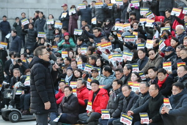 자유한국당 “文 정부 규탄대회, 참석자 20만명 육박”