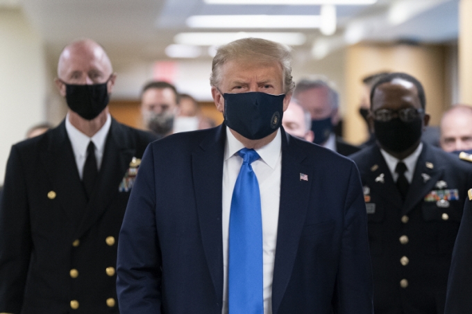 트럼프 美 대통령, 공식 석상서 처음으로 마스크 착용