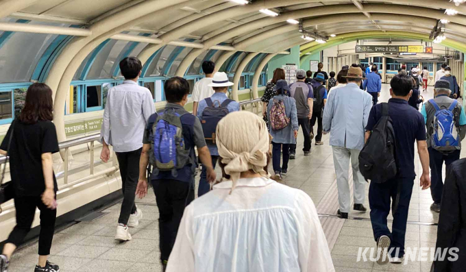 [곽경근의 시선 & 느낌] 희망의 일터로… 아침을 여는 우리 이웃들