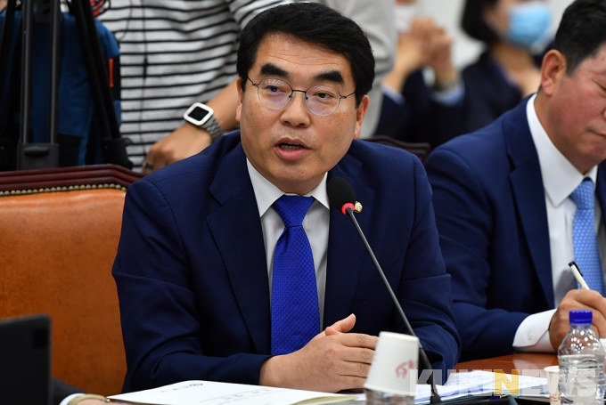 김창룡 후보자에게 질의하는 양기대 의원