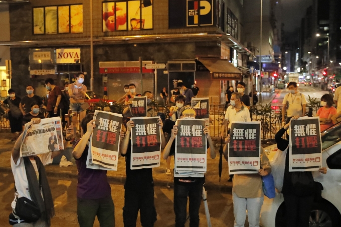 홍콩 반중언론 사주, 하루 만에 보석 석방…신문 1면엔 “끝까지 싸운다”