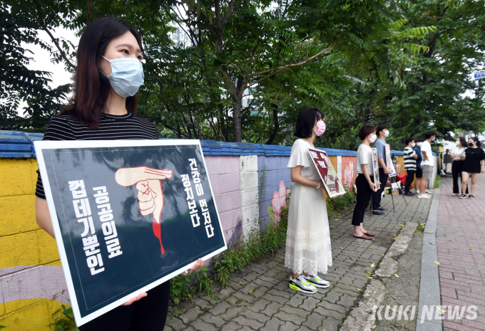 거리로 나선 중대 의대생들 '정치보다 건강이 먼저다'