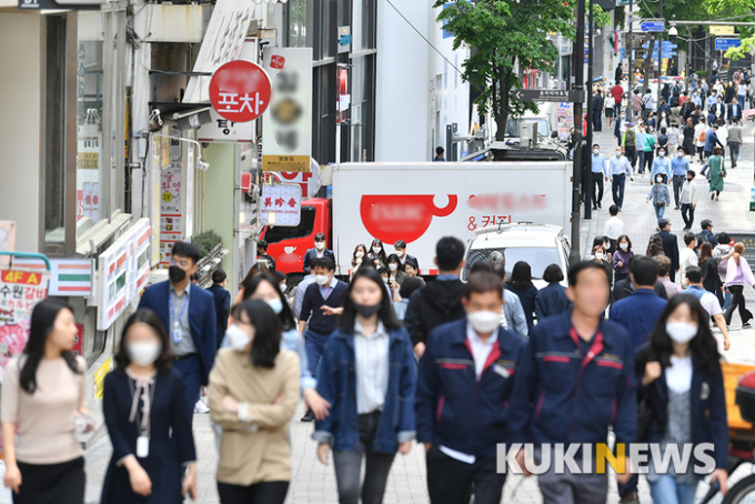 학교·종교시설 등 코로나19 지역감염 급증…2차 대유행 우려