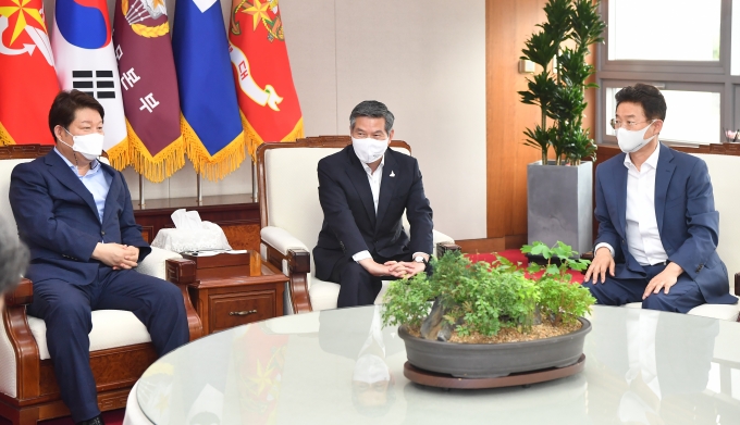 권영진·이철우 국방부장관 긴급 면담…갈등 해결 위한 논의