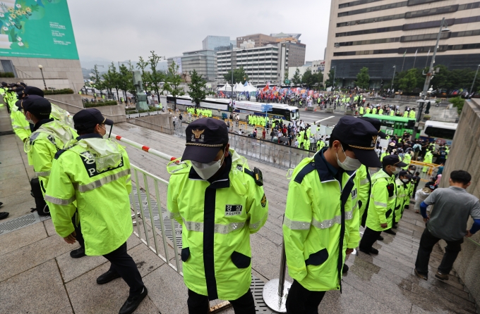 '광화문 집회 비상' 통제 나선 경찰