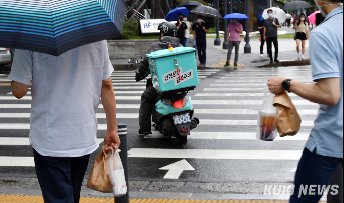 [가봤더니] 한산한 식당가 옆으로 배달오토바이만 “쌩쌩”