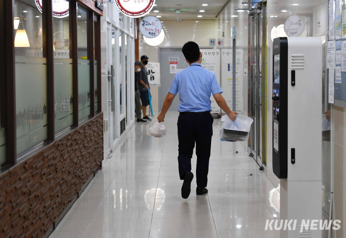 [가봤더니] 한산한 식당가 옆으로 배달오토바이만 “쌩쌩”