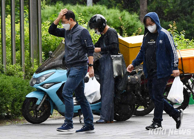 [가봤더니] 한산한 식당가 옆으로 배달오토바이만 “쌩쌩”