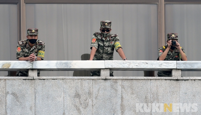 이인영 통일부장관 판문점 방문 지켜보는 북한 병사들