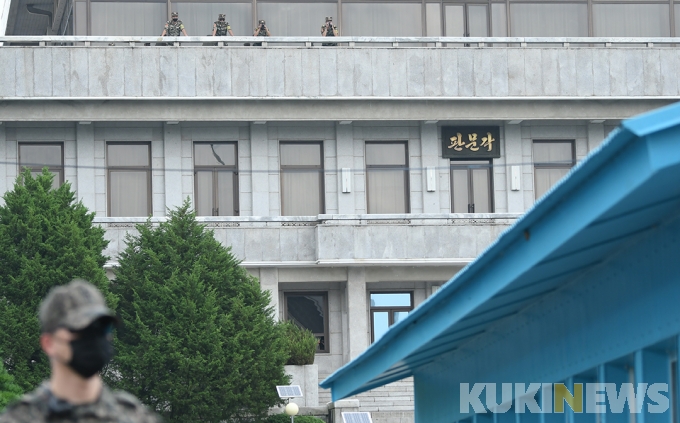 망원경으로 남측 살피는 북한 병사들