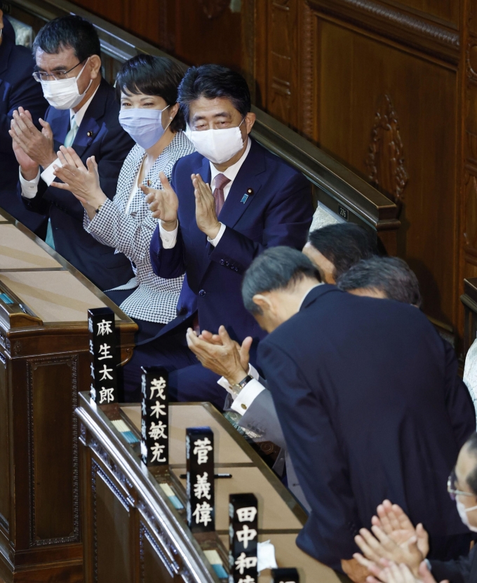 일본, 새 총리에 스가... 박수치는 아베
