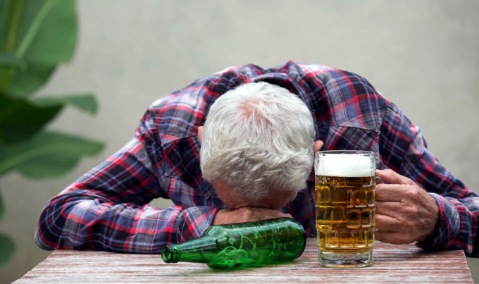 과한 음주가 치매 위험 3배 높인다 